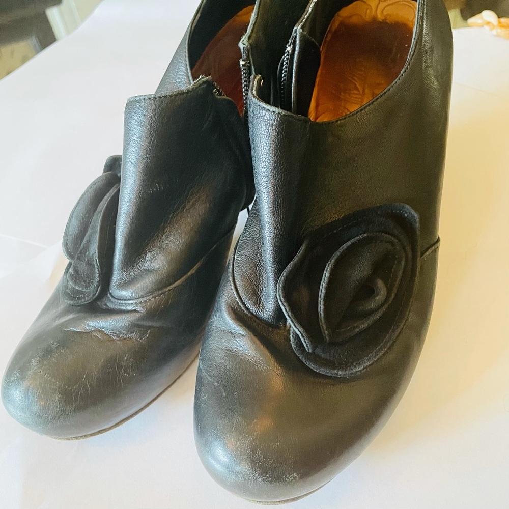 CHIE MIHARA black Leather booties